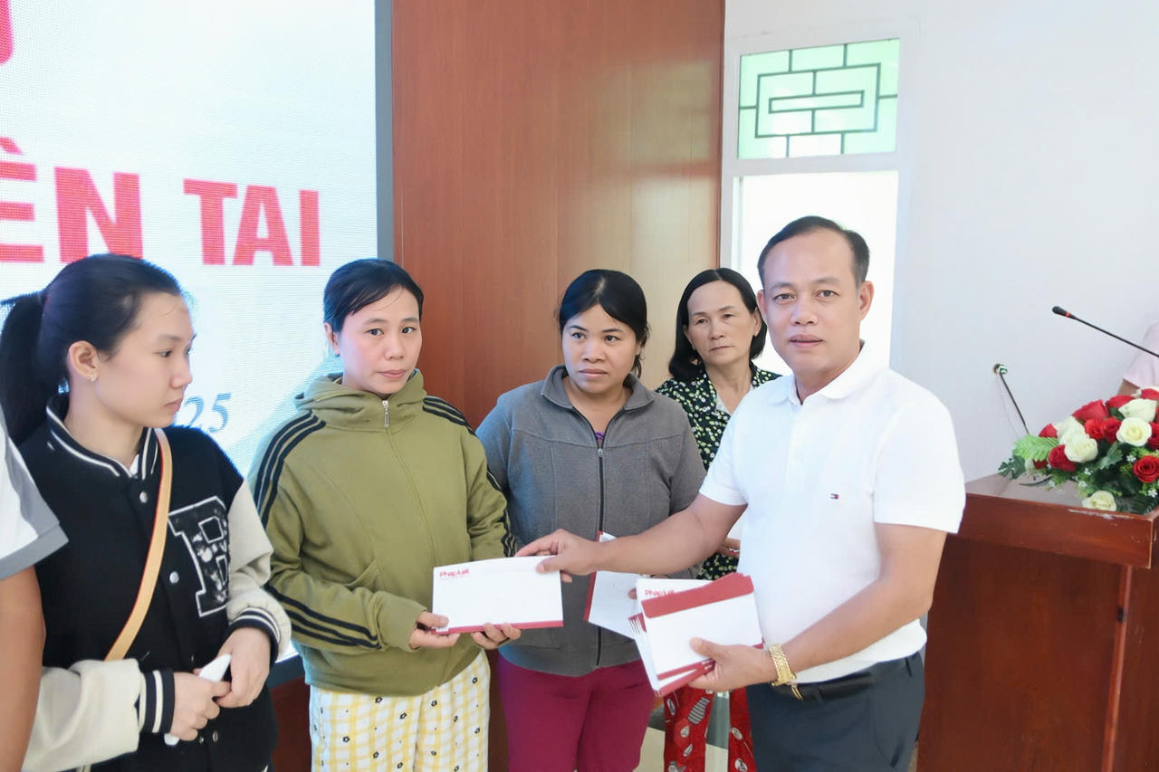 Nh&agrave; b&aacute;o Nguyễn Quang T&aacute;m &ndash; Trưởng Văn ph&ograve;ng Đại diện B&aacute;o Ph&aacute;p luật Việt Nam tại TP Đ&agrave; Nẵng trao qu&agrave; hỗ trợ c&aacute;c hộ d&acirc;n bị ảnh hưởng nặng bởi mưa lũ.