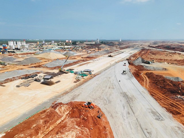 Khu vực đường cất hạ c&aacute;nh thứ hai v&agrave; s&acirc;n đỗ t&agrave;u bay đang được đẩy nhanh thi c&ocirc;ng.