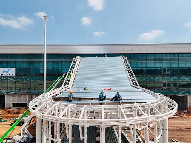 Tại khu vực nh&agrave; ga h&agrave;nh kh&aacute;ch l&agrave; &ldquo;tr&aacute;i tim&rdquo; của dự &aacute;n, nhiều mũi thi c&ocirc;ng đang triển khai đồng loạt.