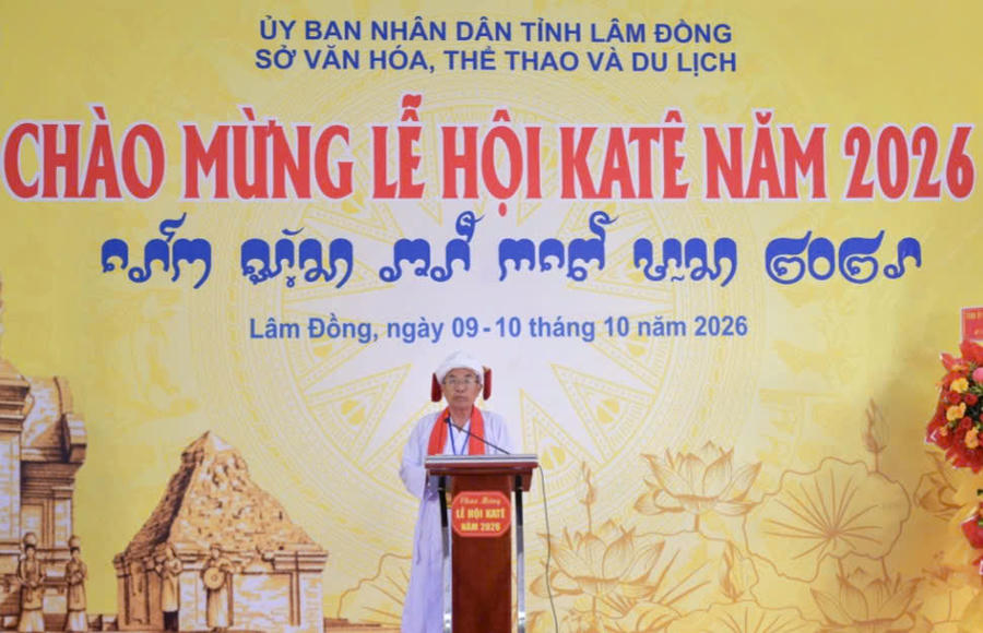 Sư cả Thông Minh Toàn, Phó Chủ tịch Hội đồng chức sắc Bàlamôn giáo tỉnh Lâm Đồng, Trưởng Ban Điều hành các nghi lễ trong Lễ hội Katê năm 2026 phát biểu tại buổi khai hội. Ảnh: Báo Lâm Đồng