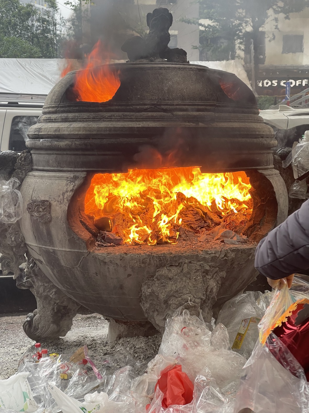 Cận cảnh “lò hóa vàng” tại chung cư đông dân nhất Hà Nội