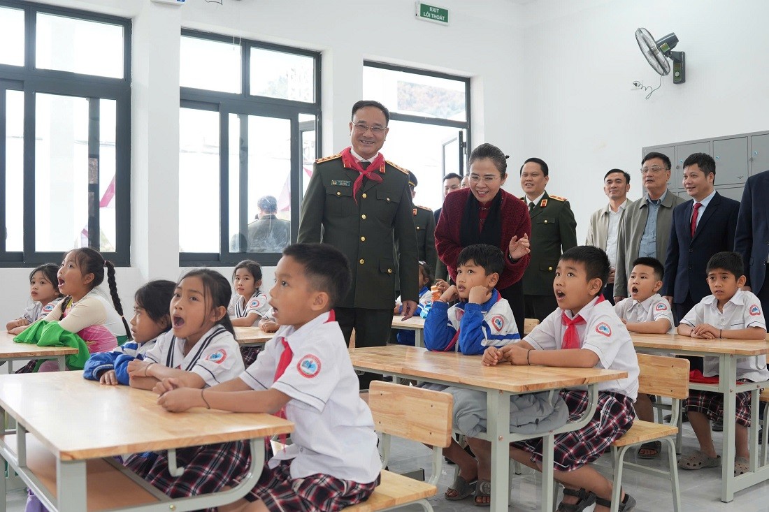 Nguồn động viên to lớn để đội ngũ cán bộ, giáo viên và học sinh tiếp tục nỗ lực, vượt qua khó khăn, nâng cao chất lượng giáo dục - Ảnh Công an Nghệ An.