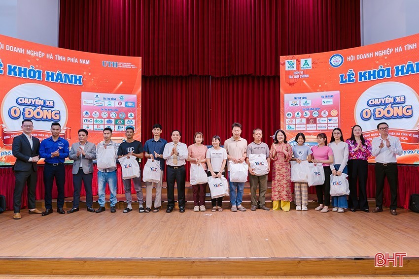 Không chỉ hỗ trợ vé xe, tại lễ khởi hành, Ban tổ chức đã gặp gỡ và trao tặng các phần quà Tết cho sinh viên, người lao động, góp phần động viên tinh thần để bà con đón một cái Tết ấm áp, đủ đầy hơn.