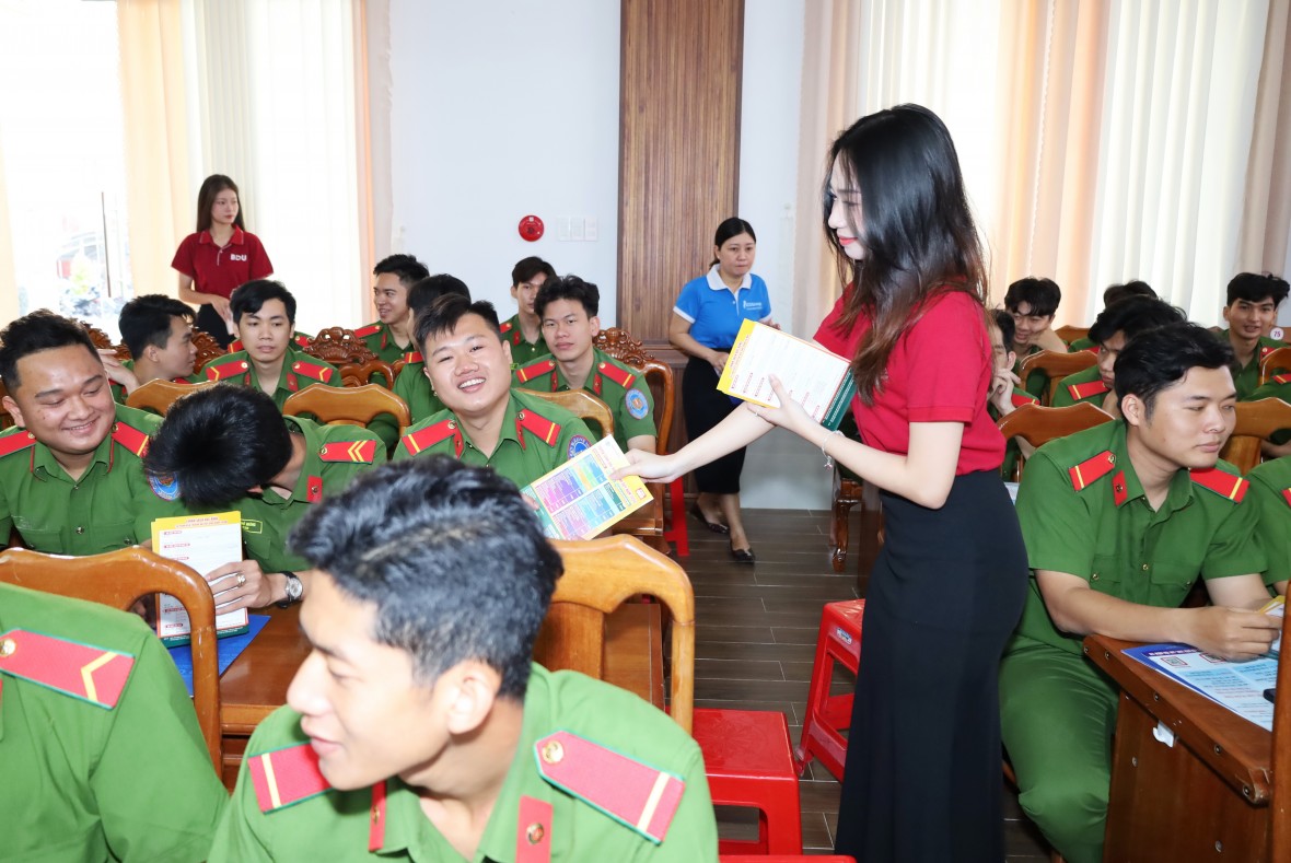 Công an Cà Mau tổ chức “Xuân chiến sĩ” đồng hành cùng chiến sĩ nghĩa vụ Công an Cà Mau tổ chức “Xuân chiến sĩ” đồng hành cùng chiến sĩ nghĩa vụ