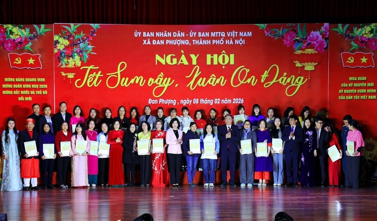 Hà Nội: Trao tặng hơn 450 triệu đồng cho công nhân lao động tại xã Đan Phượng Hà Nội: Trao tặng hơn 450 triệu đồng cho công nhân lao động tại xã Đan Phượng