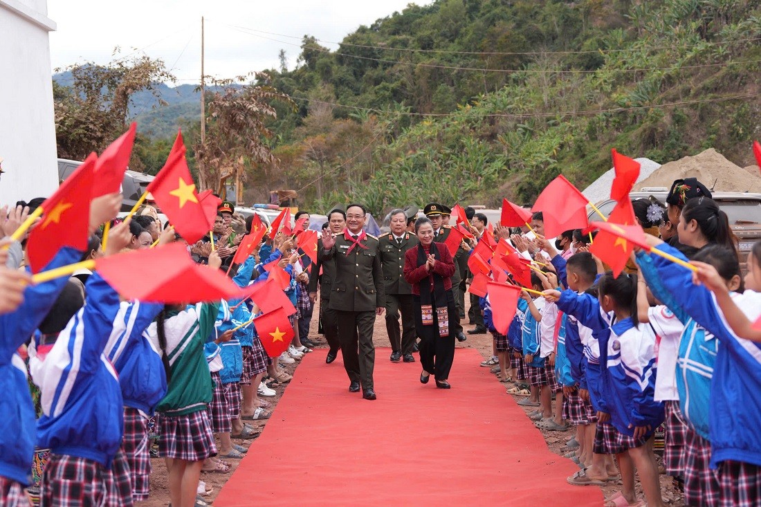 Thứ trưởng Phạm Thế Tùng dự Lễ khánh thành Trường Phổ thông dân tộc bán trú tiểu học Mỹ Lý 2 - Ảnh Công an Nghệ An.