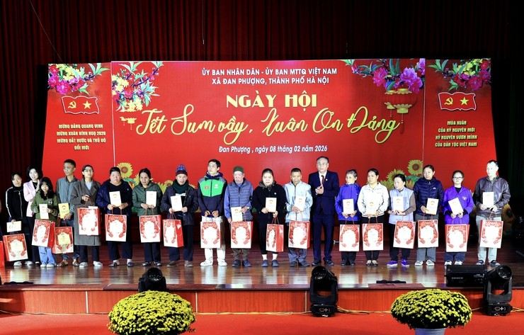 Hà Nội: Trao tặng hơn 450 triệu đồng cho công nhân lao động tại xã Đan Phượng Hà Nội: Trao tặng hơn 450 triệu đồng cho công nhân lao động tại xã Đan Phượng