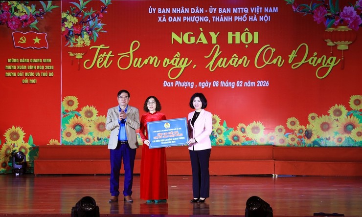 Hà Nội: Trao tặng hơn 450 triệu đồng cho công nhân lao động tại xã Đan Phượng Hà Nội: Trao tặng hơn 450 triệu đồng cho công nhân lao động tại xã Đan Phượng