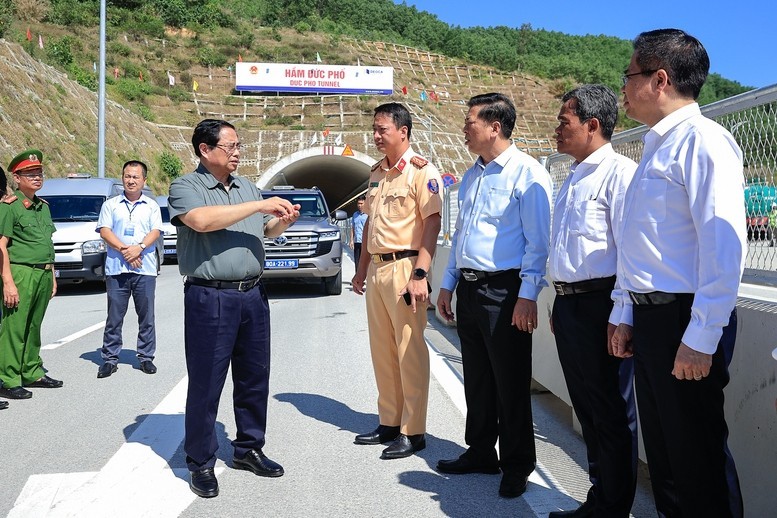 Thủ tướng thị sát các dự án cao tốc, sân bay tại Quảng Ngãi và Gia Lai Thủ tướng thị sát các dự án cao tốc, sân bay tại Quảng Ngãi và Gia Lai