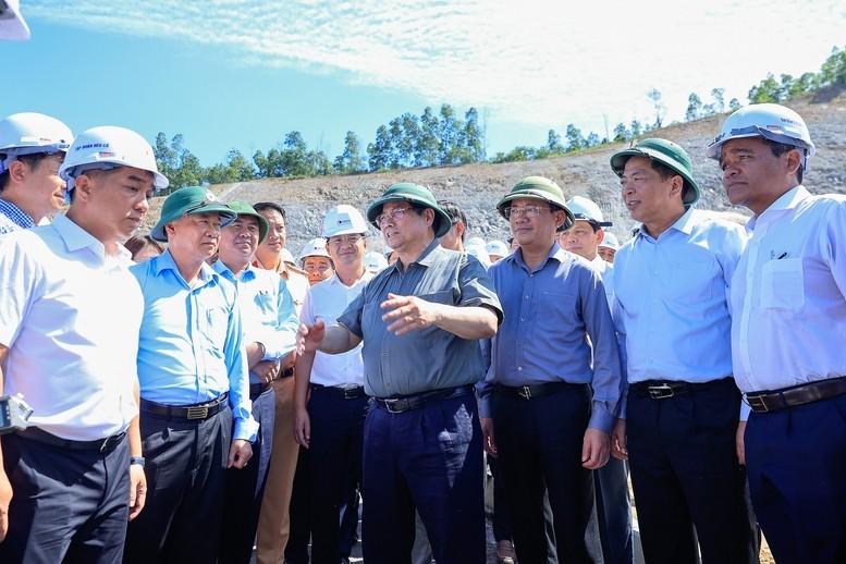 Thủ tướng thị sát các dự án cao tốc, sân bay tại Quảng Ngãi và Gia Lai Thủ tướng thị sát các dự án cao tốc, sân bay tại Quảng Ngãi và Gia Lai