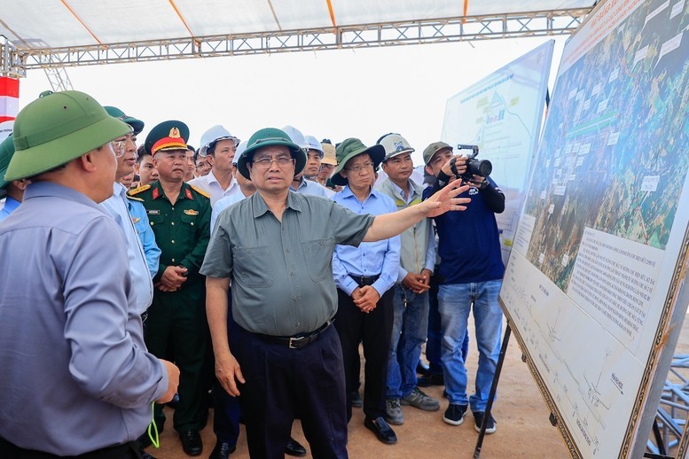 Thủ tướng thị sát các dự án cao tốc, sân bay tại Quảng Ngãi và Gia Lai Thủ tướng thị sát các dự án cao tốc, sân bay tại Quảng Ngãi và Gia Lai