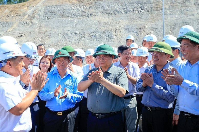 Thủ tướng thị sát các dự án cao tốc, sân bay tại Quảng Ngãi và Gia Lai Thủ tướng thị sát các dự án cao tốc, sân bay tại Quảng Ngãi và Gia Lai