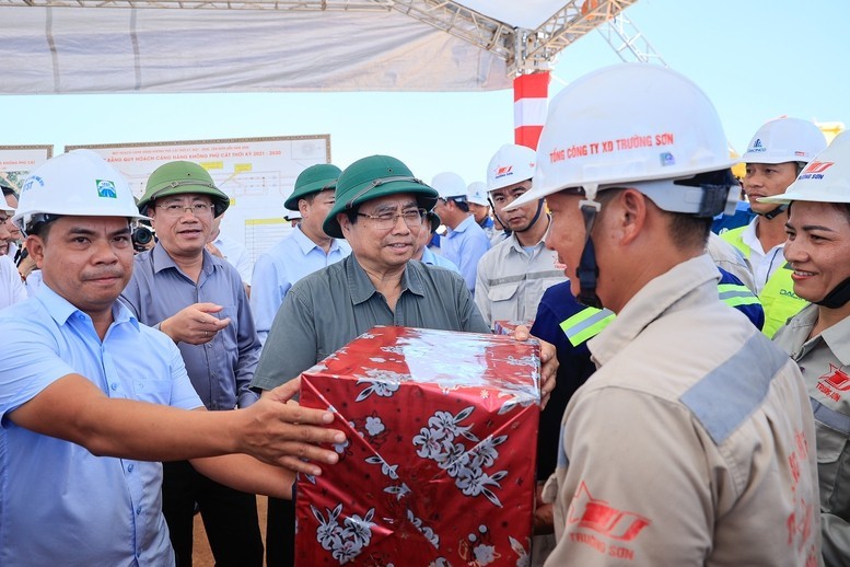 Thủ tướng thị sát các dự án cao tốc, sân bay tại Quảng Ngãi và Gia Lai Thủ tướng thị sát các dự án cao tốc, sân bay tại Quảng Ngãi và Gia Lai