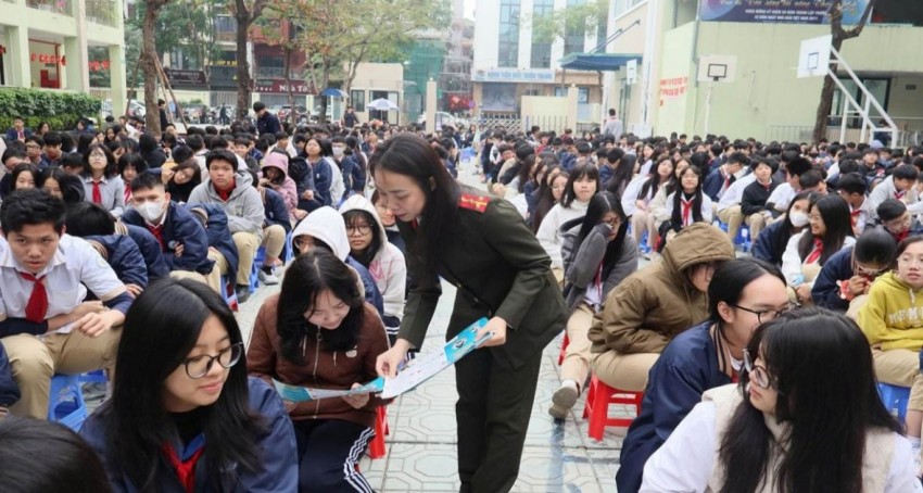 Công an phường Đống Đa tuyên truyền, phổ biến giáo dục pháp luật tại trường học Công an phường Đống Đa tuyên truyền, phổ biến giáo dục pháp luật tại trường học