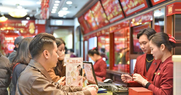 Ông chủ Bảo Tín Minh Châu và con trai bị khởi tố: Người mua vàng có bị ảnh hưởng?