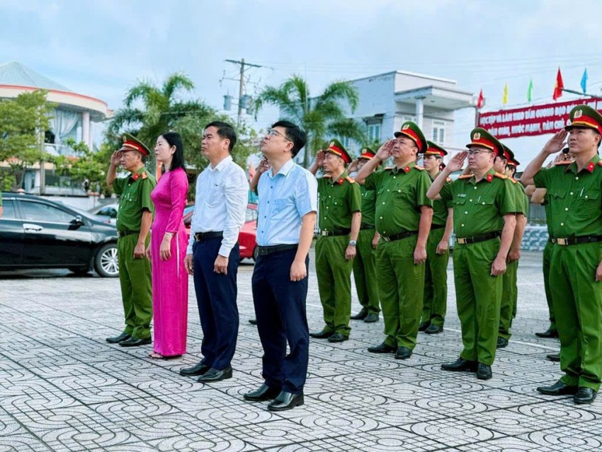 Giữ vững bình yên từ cơ sở, củng cố niềm tin trong nhân dân. Giữ vững bình yên từ cơ sở, củng cố niềm tin trong nhân dân.