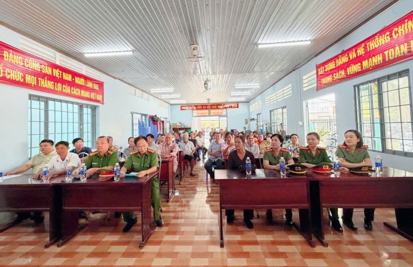 Phát huy sức mạnh toàn dân trong bảo vệ an ninh Tổ quốc. Phát huy sức mạnh toàn dân trong bảo vệ an ninh Tổ quốc.