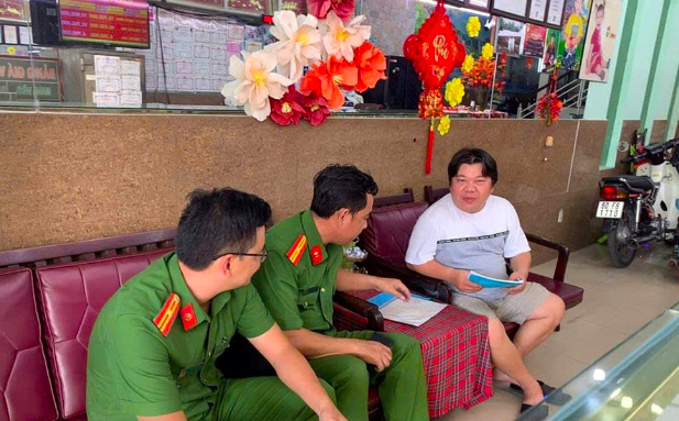 Công an xã Đại Phước Hướng dẫn người dân. Công an xã Đại Phước Hướng dẫn người dân.