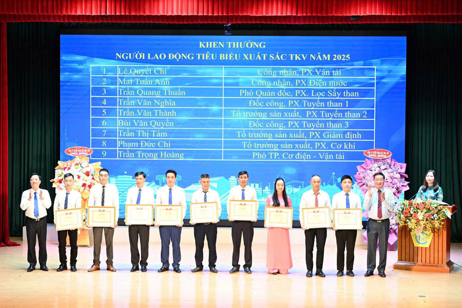Công ty Tuyển than Cửa Ông - TKV tổ chức trao Huy hiệu Đảng và tuyên dương, khen thưởng các tập thể, cá nhân có thành tích tiêu biểu, xuất sắc.