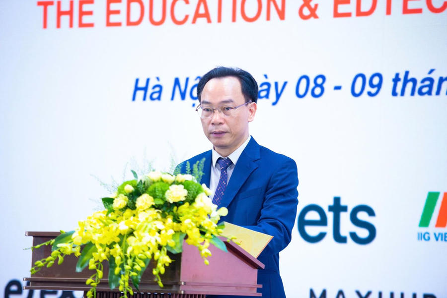 Bộ trưởng Bộ GDĐT Hoàng Minh Sơn phát biểu khai mạc Triển lãm. (Ảnh: Bộ GDĐT)