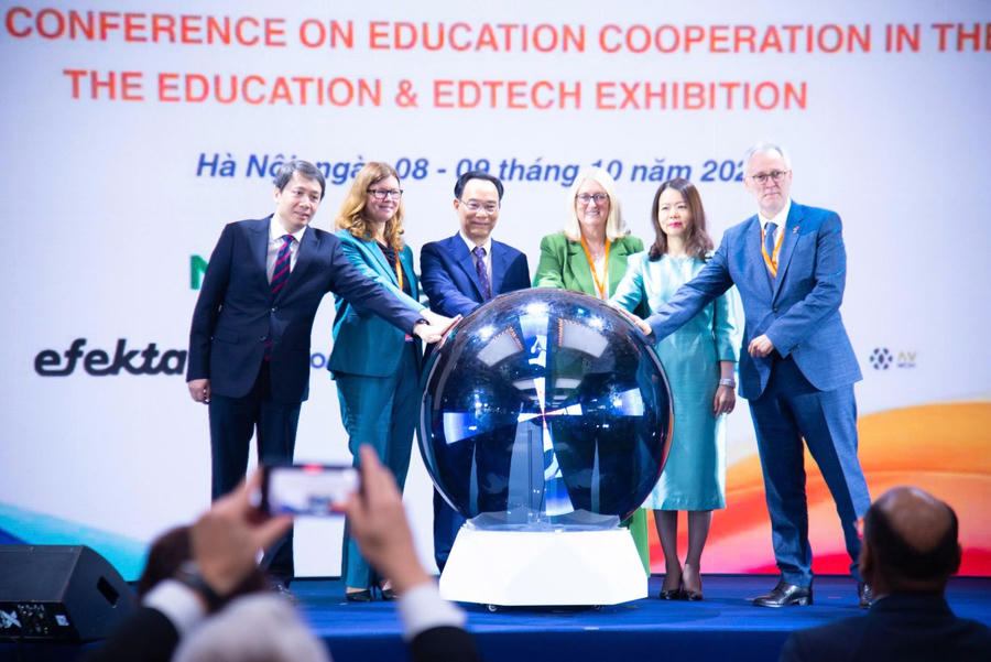 Các đại biểu tham dự thực hiện nghi thức khai mạc Triển lãm Giáo dục và Công nghệ giáo dục. (Ảnh: Bộ GDĐT)