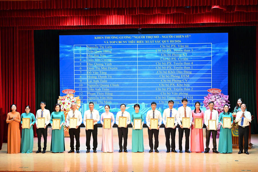 Công ty Tuyển than Cửa Ông - TKV tổ chức trao Huy hiệu Đảng và tuyên dương, khen thưởng các tập thể, cá nhân có thành tích tiêu biểu, xuất sắc.