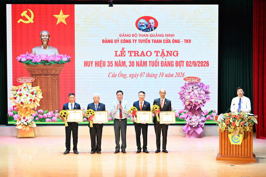 Công ty Tuyển than Cửa Ông - TKV tổ chức trao Huy hiệu Đảng và tuyên dương, khen thưởng các tập thể, cá nhân có thành tích tiêu biểu, xuất sắc.