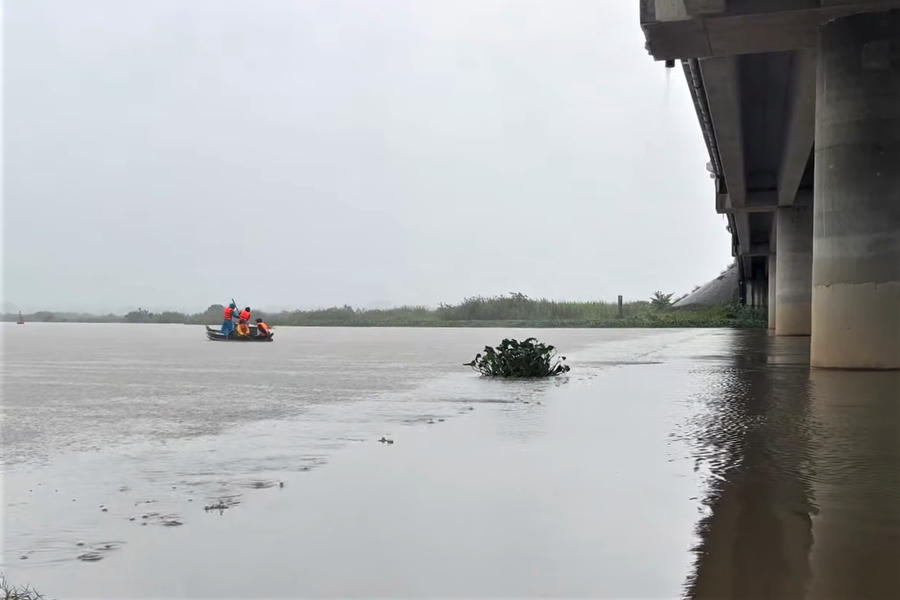 Lực lượng cứu hộ tìm kiếm người đàn ông mất tích trên sông Trường Giang giữa trời mưa lớn, nước dâng cao, chảy xiết. Ảnh: L.N