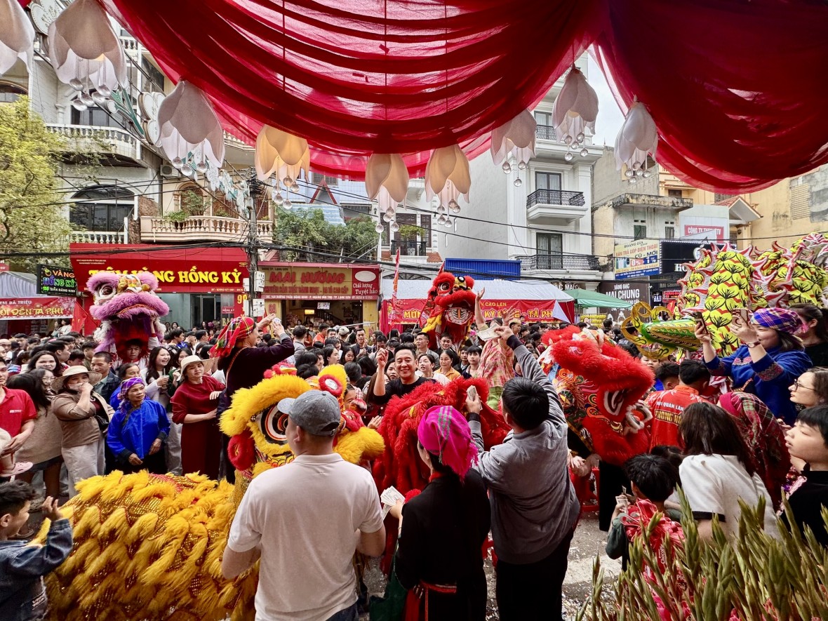 Các hoạt động lân – sư – rồng diễn ra trước khu vực rạp của doanh nghiệp và hộ kinh doanh tại phố lễ hội Kỳ Cùng – Tả Phủ (Lạng Sơn), thu hút đông đảo người dân tham gia.
