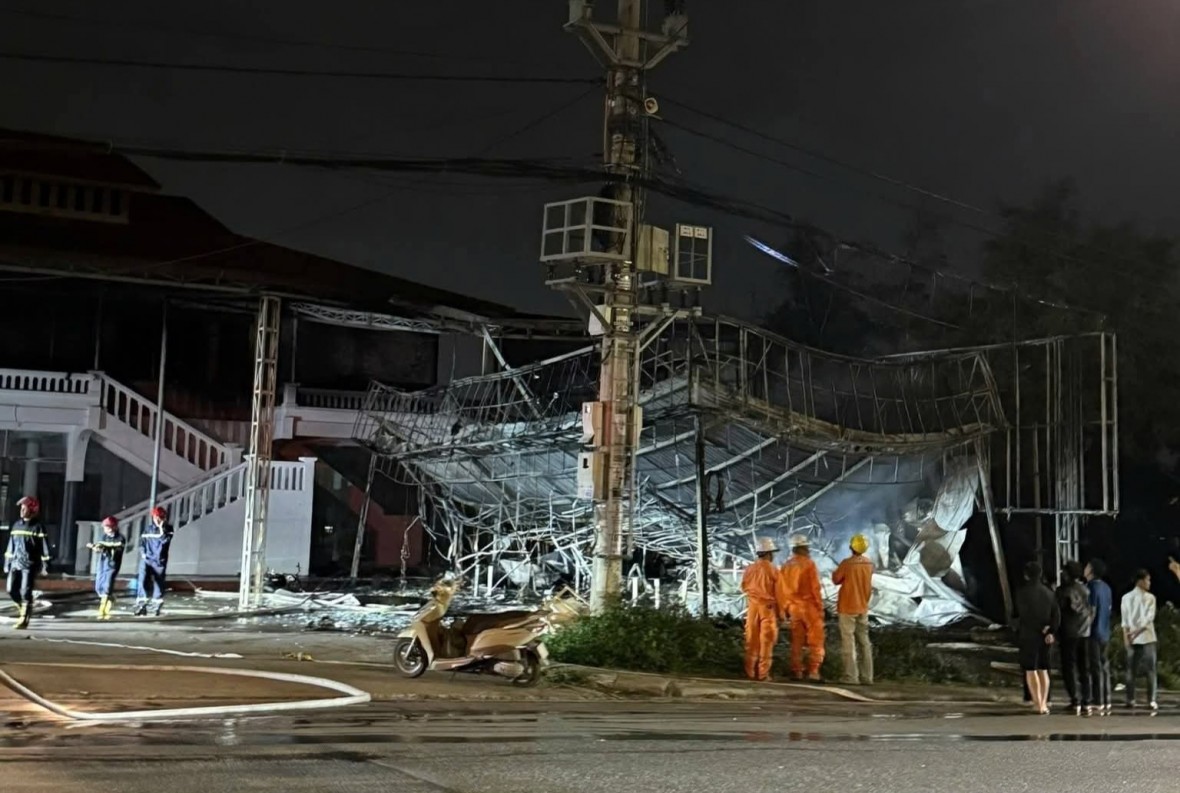Lửa thiêu rụi cửa hàng kem trên Quốc lộ 18 ở Vàng Danh Lửa thiêu rụi cửa hàng kem trên Quốc lộ 18 ở Vàng Danh