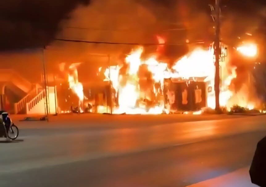 Lửa thiêu rụi cửa hàng kem trên Quốc lộ 18 ở Vàng Danh Lửa thiêu rụi cửa hàng kem trên Quốc lộ 18 ở Vàng Danh