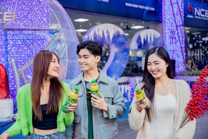 Với nhiều người trẻ, Tết là niềm vui mới, là hy vọng mới nên dù căng thẳng hay mệt mỏi tới đâu trong cuộc sống, những ngày cuối năm là lúc họ giải tỏa hết mọi lo lắng, muộn phiền cùng những chai Trà Xanh Không Độ để mang niềm vui, tiếng cười về cho gia đình trong ngày Tết. Với nhiều người trẻ, Tết là niềm vui mới, là hy vọng mới nên dù căng thẳng hay mệt mỏi tới đâu trong cuộc sống, những ngày cuối năm là lúc họ giải tỏa hết mọi lo lắng, muộn phiền cùng những chai Trà Xanh Không Độ để mang niềm vui, tiếng cười về cho gia đình trong ngày Tết.