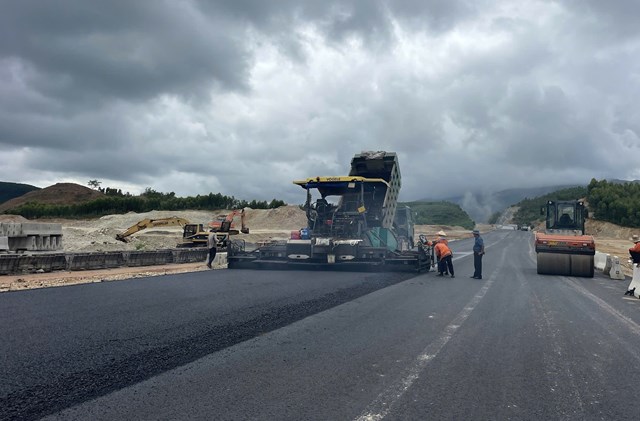 Thảm nhựa tr&ecirc;n cao tốc Quy Nhơn-Ch&iacute; Thạnh - Ảnh: B&aacute;o XD