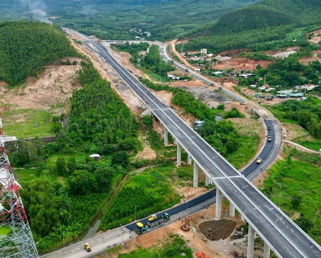 C&aacute;c nh&agrave; thầu đang đẩy nhanh thi c&ocirc;ng cao tốc Quy Nhơn - Ch&iacute; Thạnh trong giai đoạn nước r&uacute;t cuối c&ugrave;ng - Ảnh: B&aacute;o XD