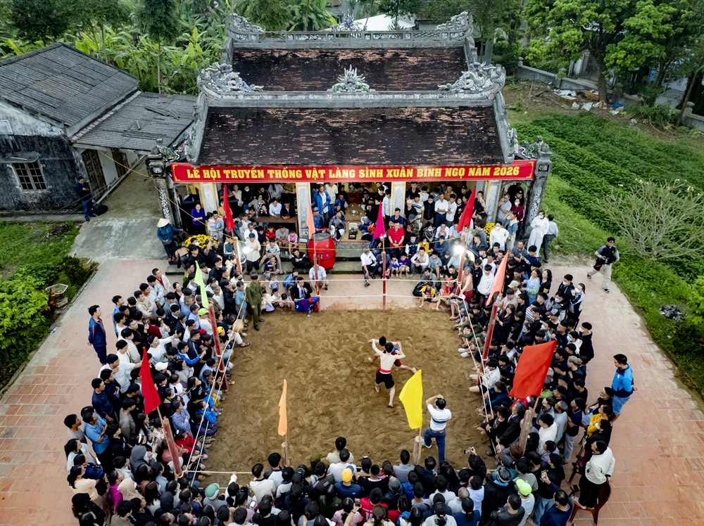 Không khí lễ hội vật truyền thống diễn ra sôi nổi, hào hứng, thu hút đông đảo người dân và du khách thập phương đến xem. (Ảnh: hue.gov.vn) Không khí lễ hội vật truyền thống diễn ra sôi nổi, hào hứng, thu hút đông đảo người dân và du khách thập phương đến xem. (Ảnh: hue.gov.vn)