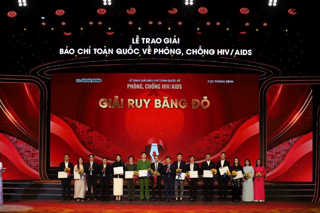 C&aacute;c t&aacute;c giả nhận giải 