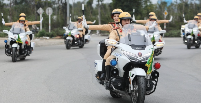 Lực lượng CSGT sẽ bố trí mô tô, ô tô dẫn đường cho người dân về quê ăn Tết.