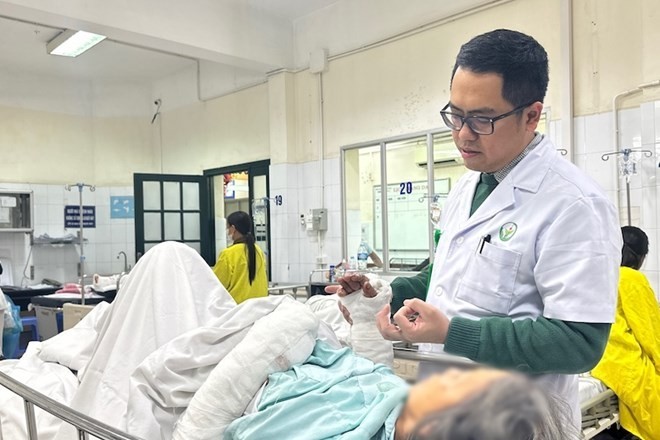 Bác sỹ tham khám bệnh nhân Bác sỹ tham khám bệnh nhân