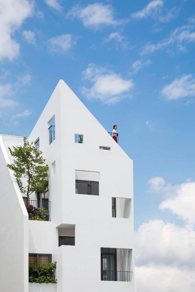 Chủ nh&acirc;n của ng&ocirc;i nh&agrave; l&agrave; một đ&ocirc;i vợ chồng trẻ c&ugrave;ng 2 thi&ecirc;n thần nhỏ. Họ&nbsp;mong muốn ng&ocirc;i nh&agrave; c&oacute; kh&ocirc;ng gian sống tho&aacute;ng đ&atilde;ng, đủ &aacute;nh s&aacute;ng tự nhi&ecirc;n, li&ecirc;n kết để quan s&aacute;t c&aacute;c con chơi đ&ugrave;a mọi l&uacute;c được thuận tiện, kể cả khi đang l&agrave;m việc hay bận bếp n&uacute;c...&nbsp;