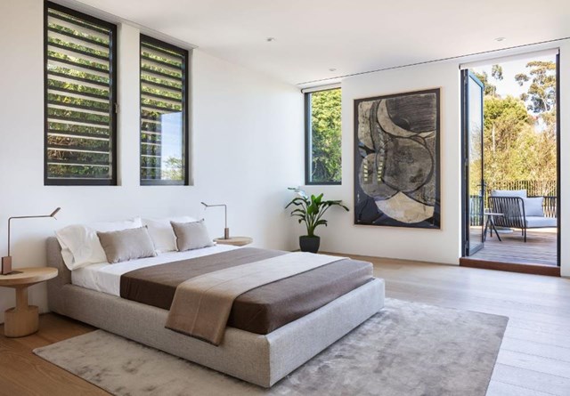 Căn nh&agrave; c&oacute; 6 ph&ograve;ng ngủ. C&aacute;c ph&ograve;ng ngủ lớn trang tr&iacute; đơn giản c&oacute; ban c&ocirc;ng rộng r&atilde;i