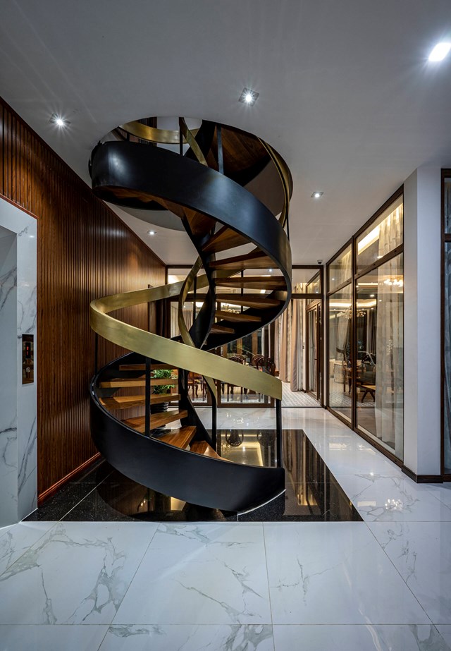Nổi bật ở không gian bên trong đó là cầu thang xoắn đồng thời là giếng trời để đón sáng và thông gió cho khu vực giao thông chính của biệt thự. Đây được xem là điểm nhấn nghệ thuật đẹp mắt cho khu vực trung tâm của biệt thự.  