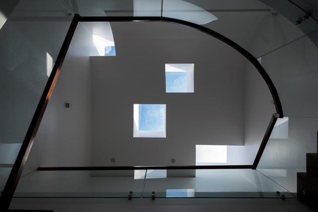 C&aacute;c &ocirc; vu&ocirc;ng được c&acirc;n nhắc sao cho khớp tầm nh&igrave;n từ c&aacute;c ph&ograve;ng ngủ ở c&aacute;c tầng. Ngo&agrave;i ra khu nh&agrave; tắm c&ugrave;ng s&acirc;n vườn cũng được thiết kế ở ph&iacute;a cản nắng ảnh hưởng trực tiếp tới kh&ocirc;ng gian sinh hoạt ch&iacute;nh.