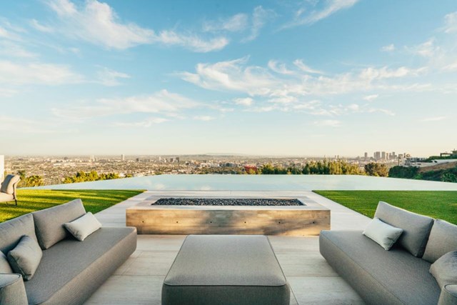 Bể bơi v&ocirc; cực c&oacute; view to&agrave;n cảnh th&agrave;nh phố