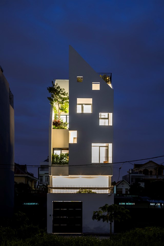 Khi tối l&ecirc;n đ&egrave;n, Li&ecirc;n Th&ocirc;ng house hiện l&ecirc;n với những &ocirc; vu&ocirc;ng s&aacute;ng rực tại mặt tiền ng&ocirc;i nh&agrave; vừa hấp dẫn lại thu h&uacute;t. D&ugrave; diện t&iacute;ch nh&agrave; kh&ocirc;ng qu&aacute; lớn nhưng đ&acirc;y kh&ocirc;ng chỉ l&agrave; nơi nghỉ ngơi m&agrave; c&ograve;n l&agrave; nơi gi&uacute;p gia chủ tận hưởng những ph&uacute;t b&igrave;nh y&ecirc;n b&ecirc;n gia đ&igrave;nh.