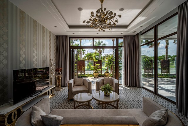   Tầng 1 bao gồm phòng khách, phòng ăn, căn bếp và sảnh lớn, trong đó riêng phòng khách và phòng ăn thiết kế không có vách ngăn để đem lại cảm giác rộng thoáng. 