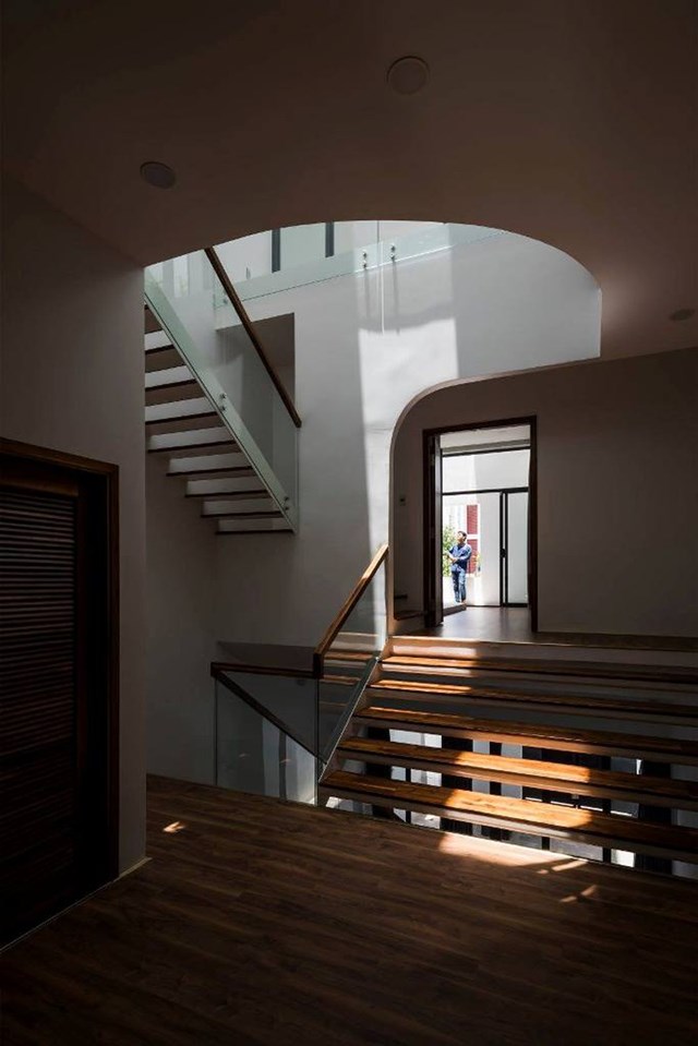 Tầng 2 c&oacute; ph&ograve;ng ngủ master kết nối ph&ograve;ng ngủ con bằng bậc thang d&agrave;i v&agrave; kh&ocirc;ng gian sinh hoạt chung giữa hai ph&ograve;ng. Từ ph&ograve;ng ngủ, bố mẹ c&oacute; thể ngồi chơi v&agrave; quan s&aacute;t con sinh hoạt, học tập.