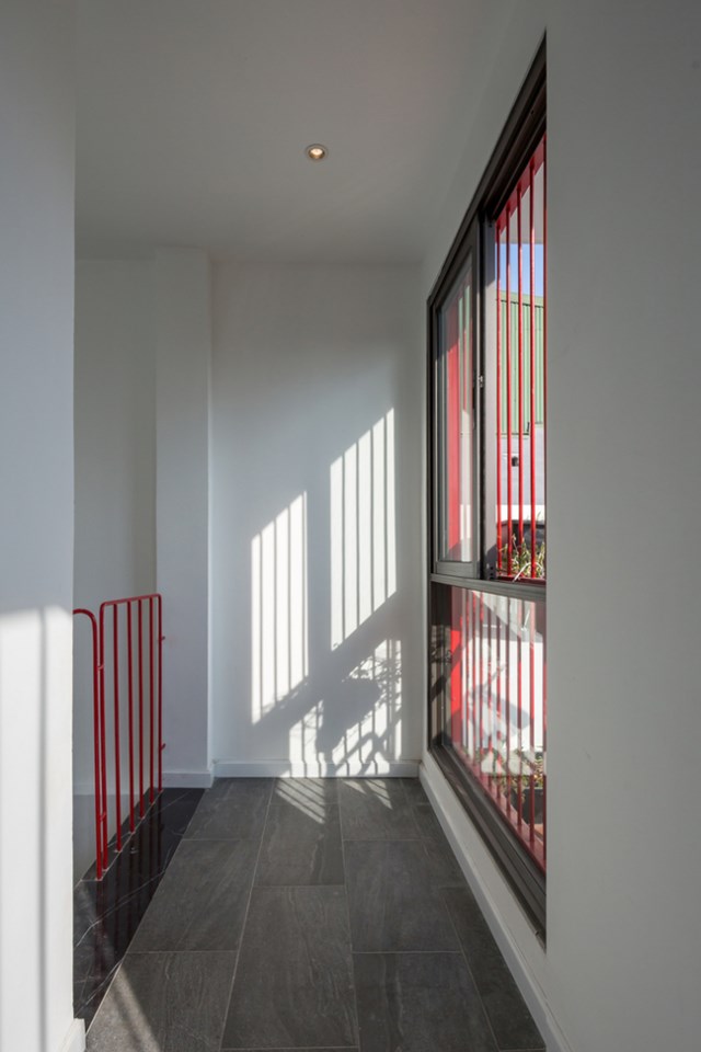 Ngôi nhà 49m2 nổi bật giữa phố cổ Hà Nội nhờ kiến trúc xanh mướt độc đáo - Ảnh 2 Ngôi nhà 49m2 nổi bật giữa phố cổ Hà Nội nhờ kiến trúc xanh mướt độc đáo - Ảnh 2