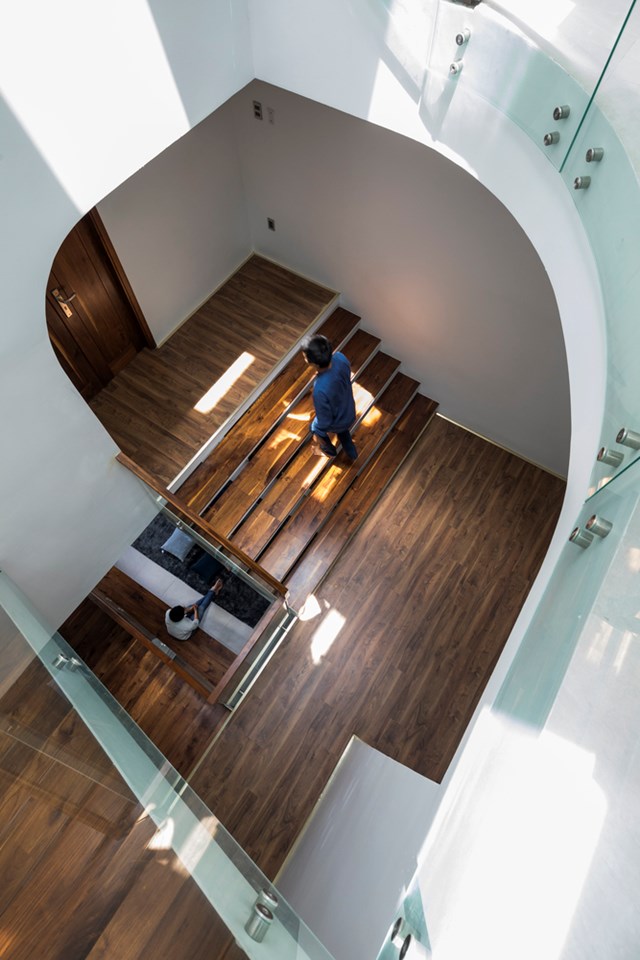 Li&ecirc;n th&ocirc;ng House được kết nối theo phương thẳng đứng, với khoảng th&ocirc;ng tầng lớn nằm ngay trục cầu thang c&ugrave;ng&nbsp;giải ph&aacute;p thiết kế lệch tầng. Điều n&agrave;y cũng gi&uacute;p tạo sự th&ocirc;ng gi&oacute; đứng, cắt ngang kh&ocirc;ng kh&iacute; n&oacute;ng từ hướng T&acirc;y trước khi g&acirc;y ảnh hưởng tới c&aacute;c ph&ograve;ng ngủ.