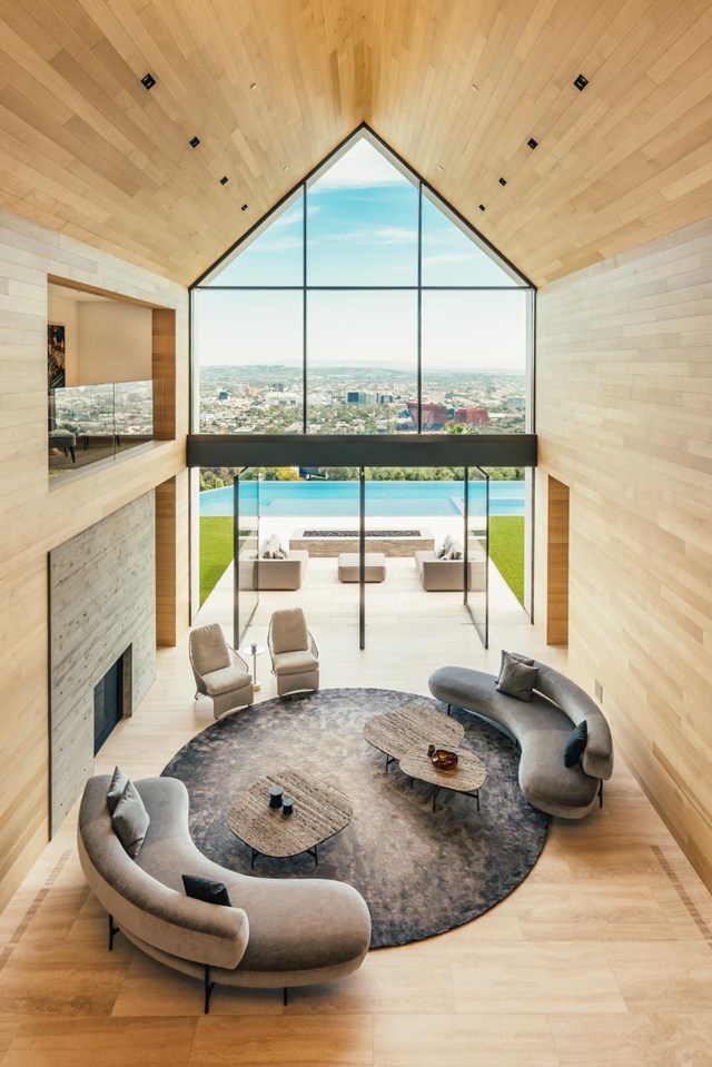 Trần nh&agrave; cao kết hợp c&ugrave;ng cửa k&iacute;nh trong suốt hơn 9m gi&uacute;p người ngồi trong nh&agrave; c&oacute; thể ngắm nh&igrave;n quang cảnh th&agrave;nh phố