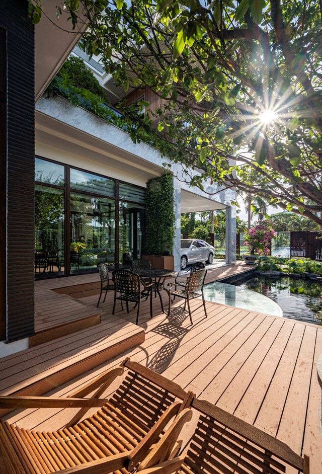 Ngo&agrave;i ra thiết kế giếng trời v&agrave; c&aacute;c &ocirc; cửa k&iacute;nh lớn của K-Villa+ sẽ đ&oacute;n &aacute;nh s&aacute;ng mặt trời đến c&aacute;c kh&ocirc;ng gian của biệt thự. Đ&acirc;y l&agrave; giải ph&aacute;p chiếu s&aacute;ng tự nhi&ecirc;n, tiết kiệm năng lượng để t&ograve;a nh&agrave; kh&ocirc;ng cần phải sử dụng đ&egrave;n v&agrave;o ban ng&agrave;y.